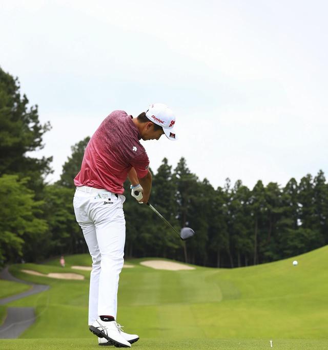 画像: フォロースルーでも前傾姿勢が変わらない