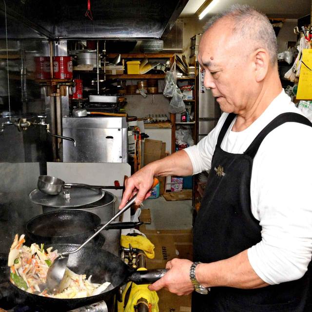 画像: 「梅月」で修行した「華舟」店主・鈴木さん