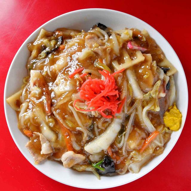 画像: 豚骨スープに醤油を効かせた昔ながらのスープに、揚げエビやゲソの出汁が加わり、野菜の甘みも感じられる「華舟」の餡。小樽あんかけ焼きそばには"練り物"を入れるのがルール