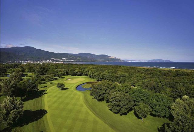 画像: 小樽CC新Cの16番(504Y)パー4。距離があって海風の読みが難しい名物ホール