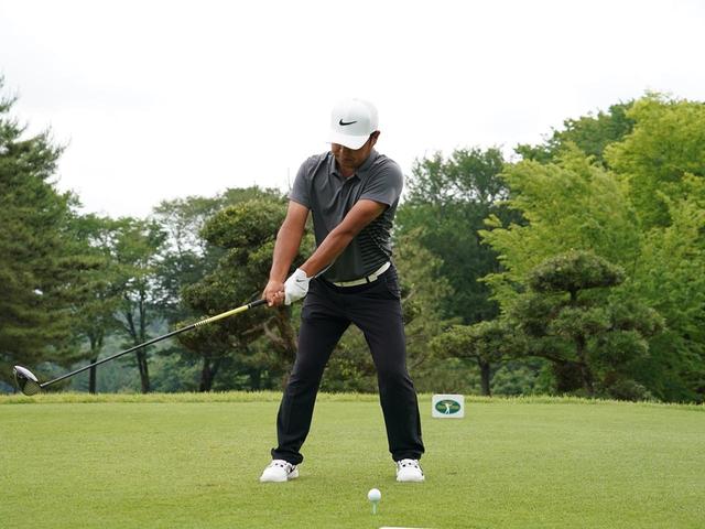 画像: 右手と左手の分担型グリップでスウィング