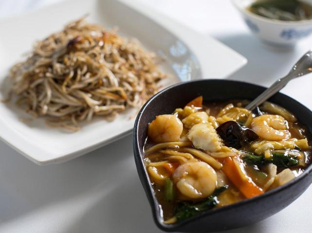 画像: 栃木県名産・常陸蕎麦を"あんかけ"に。「常陸秋そばフェア」あんかけ焼きそば 1458円 ※11月末まで