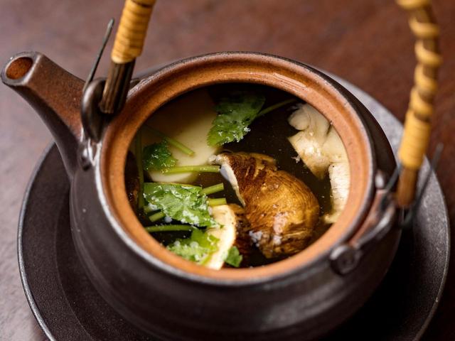 画像: 上品な香りを余すことなく堪能できる土瓶蒸し。食べるときはすだちをお好みで。素材の味がさらに引き立てられます