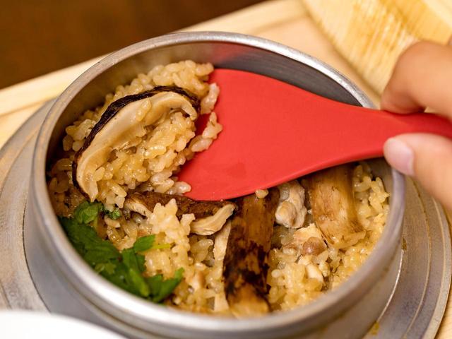 画像: 出汁は使わず、具材の旨味で炊き上げる。これが本物の味!