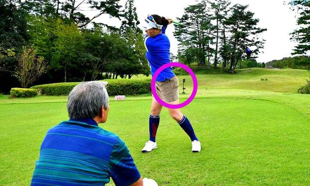 画像: 正面から見てチェック。池内プロの左のお尻が見えたら振り上げすぎ