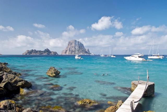 画像: イビザ島の海(写真 スペイン政府観光局)