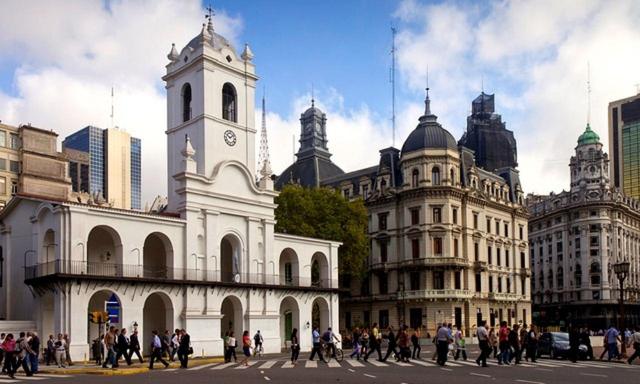 画像: 5月広場を挟んで大統領府の向かいに建つ「カピルド」(スペイン植民地時代の行政機関、現在は市議会)と大聖堂