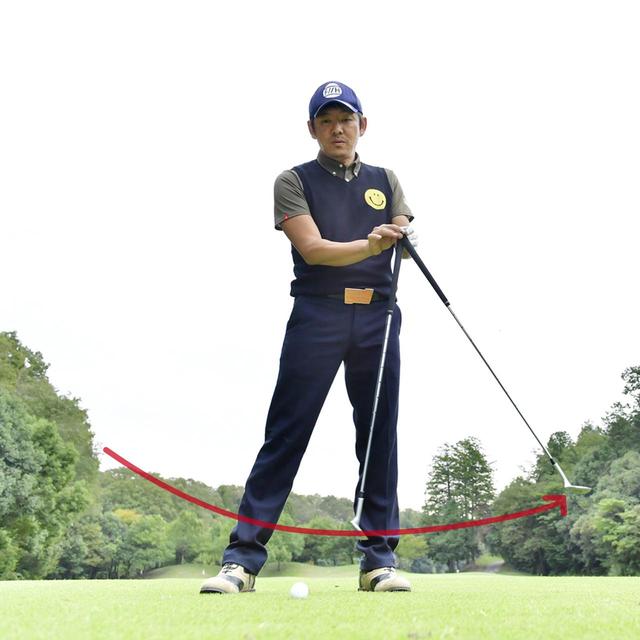 画像: 支点を体の中心より左にした振り子運動をイメージしてスウィングすればザックリを防げる