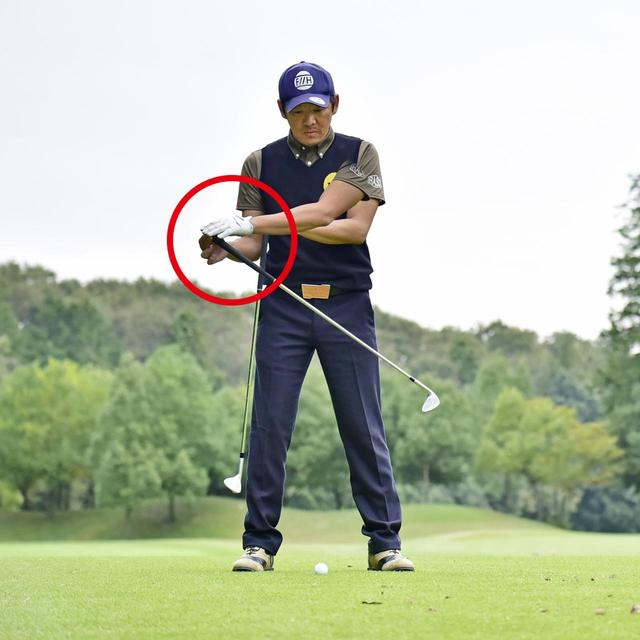 画像: 支点が右に動いてしまう…軌道の最下点がボールの手前となり、ザックリが発生