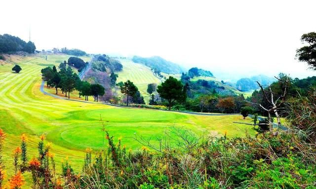 画像: 紹介するゴルフハウスはホール右側の丘陵エリア!