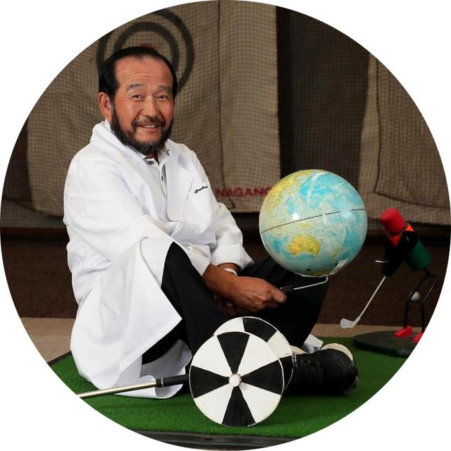 画像: 篠塚武久先生73歳。週刊GD「みんなの桜美式」連載中。一番弟子は時松隆光プロ。2018GDレッスン・オブ・ザ・イヤー。自作の連取器具とともに