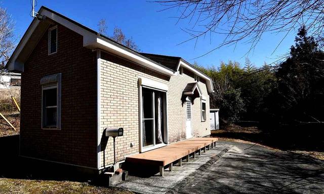 画像: 木々に囲まれた隠れ家の風情。南斜面の高台にあるので日当たりは良好