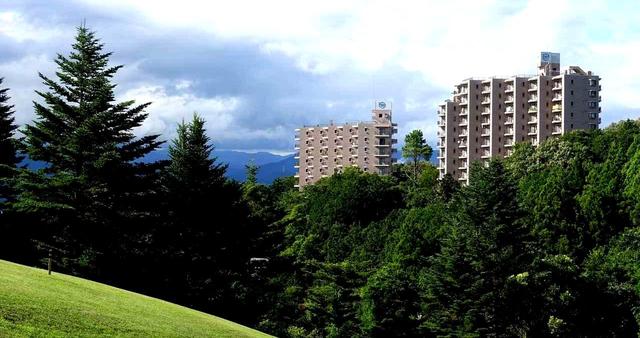 画像: コース側から見たリゾートマンション