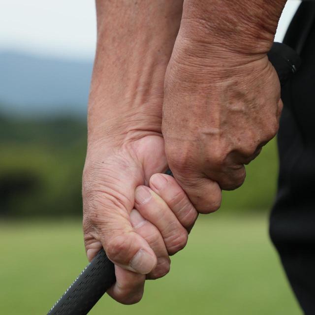 画像: 篠塚先生によるテンフィンガーグリップ。10本の指で直接グリップする