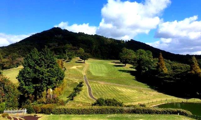 画像: 1番ホール/290㍎/パー4 緩やかな打ち上げホールからスタート