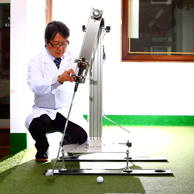 画像: 星谷先生考案の正確無比なパットテストロボ。完全縦振り子の動きを体現できるとともに、解析カメラと連動すればボール位置やクラブの調整によって、ミスの原因や検証も数値としてつかめる。パット研究やパター開発には無くてはならない相棒だ