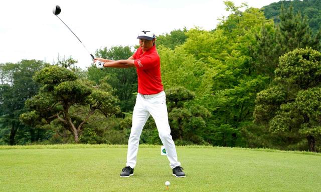 画像1: 【飛ばし】振り抜けるボール位置とは? 平均飛距離290Yの小鯛竜也プロは‟左わきの真下”に統一。「右に置くほど当てに行きがちです」