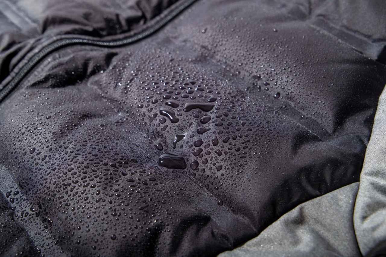 画像: 目の詰まった生地で雨の侵入を許さない表地は撥水加工済。圧着式のシームレス加工により耐久性も◎