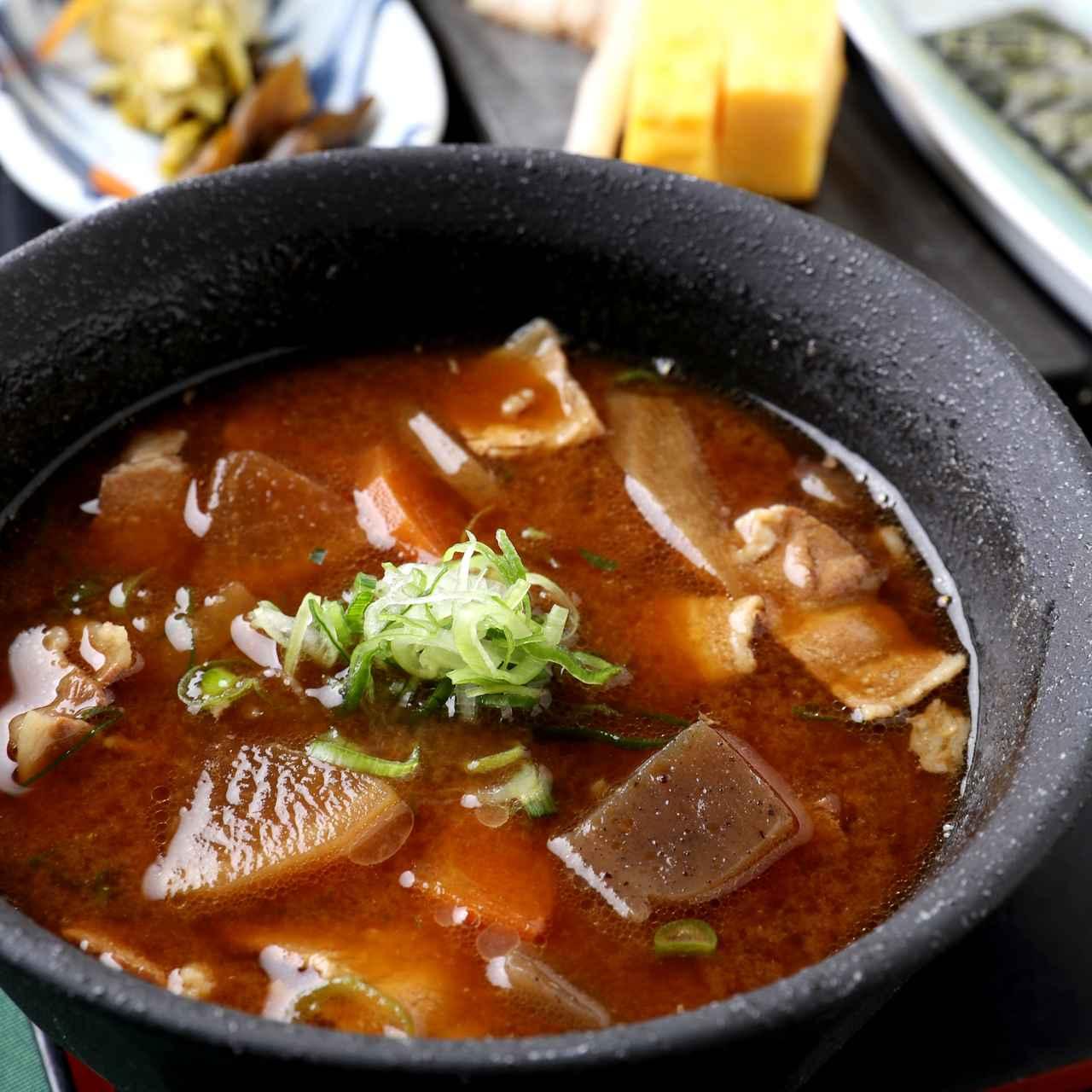 画像: 豚汁和朝食 1296円(豚汁・サラダ・香の物・海苔・焼き魚・卵焼き・ご飯)