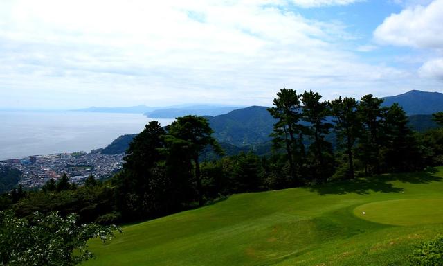 画像: 相模湾を見下ろす風景が湯河原CCの宝物