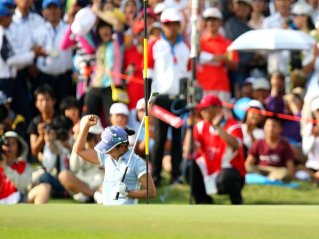 画像: グリーン奥のカラーからの難しいアプローチで、チップインバーディを奪い21アンダーでホールアウト。見事優勝を飾った宮里藍。実際にプレーしてみれば、彼女が最終日にマークした9アンダーの凄さが改めて分かるだろう