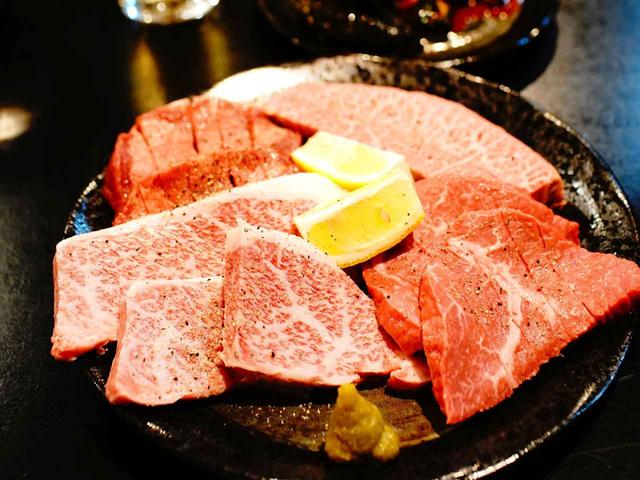 画像: アグー豚と宮古牛もウリ。原価度外視のメニューに地元民も集まる人気店