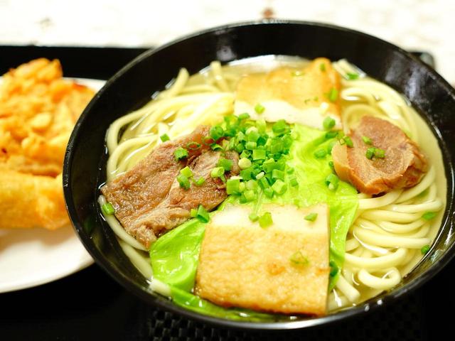画像: 「くになか食堂」あっさりした中にカツオ出汁が効いたスープと太麺の組み合わせは、宮古そばの定番