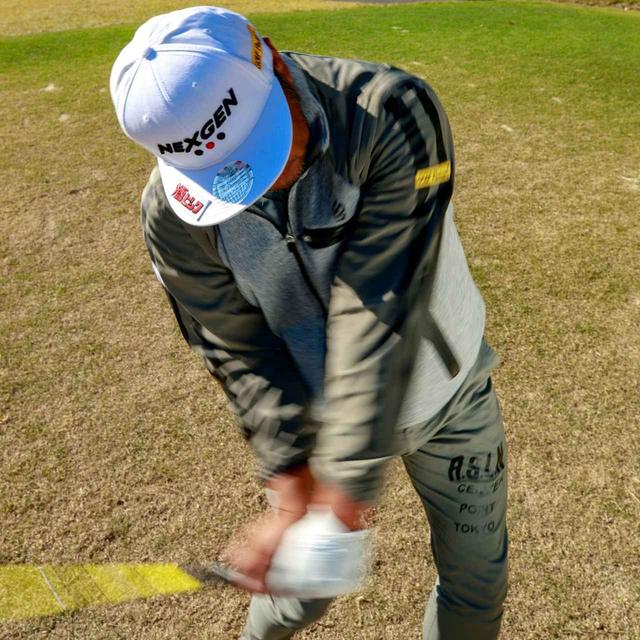 画像: 飛ばしのスウィングのキモは”ほぼダウンブロー”。トップから地面に向けてクラブを落とすように振ることで加速をつけ、最後のアッパー軌道につなげていく