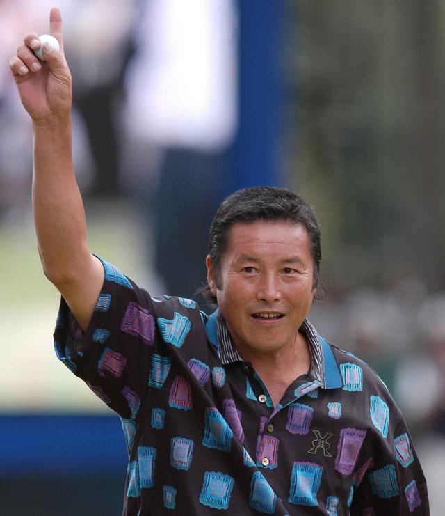 画像: 55歳7カ月29日のツアー史上最年長優勝記録を樹立