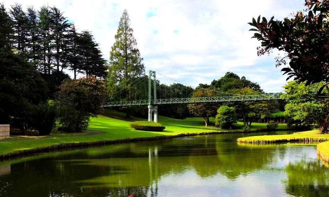 画像: クラブハウス前の吊り橋