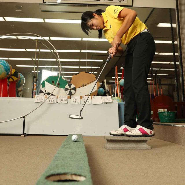画像: 篠塚先生の自家製練習器具。「皆に囲まれたなかで続けると集中力も度胸も身につく。「右手と右足と右目が疲れる、という彼女の言葉にも“桜美式”が詰まっています」(篠塚)