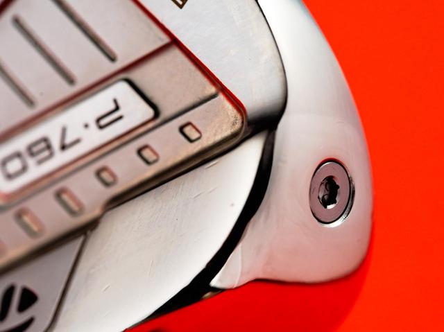 画像: このネジ部分から充填剤「スピードフォーム」を注入することで、打感や打音が良くなっている