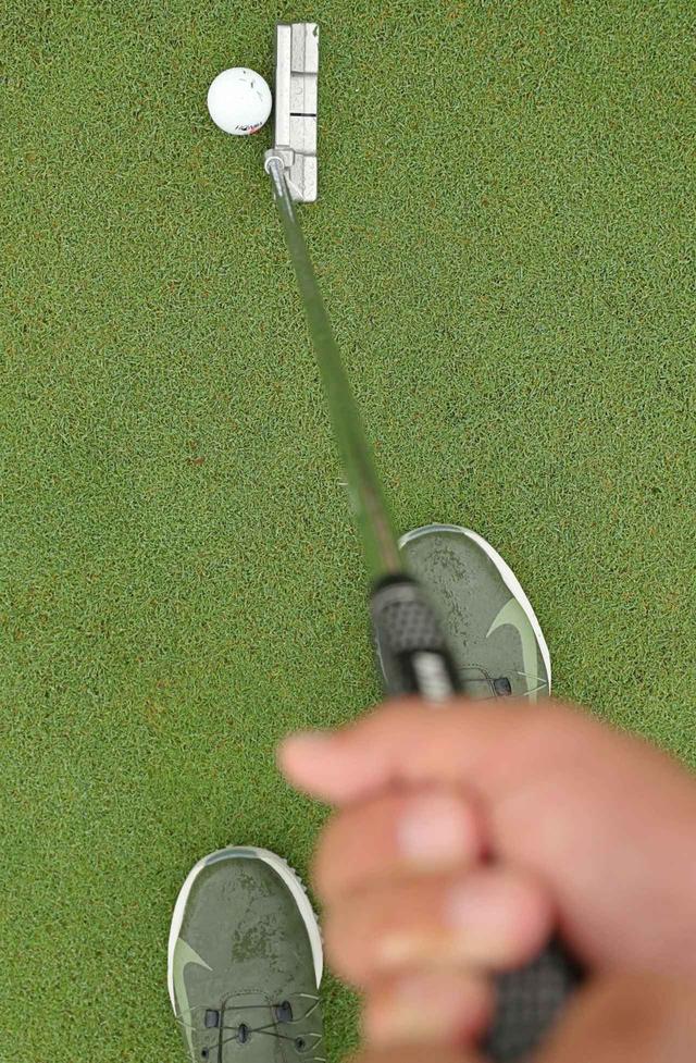 画像: ①カップを見て右手のひらを意識して右手で打つ方向にヘッドを合わせる ②右足の上に頭を置き、右足と肩のラインが「直角」になるように構えると、ラインに対して真っすぐ構えられる
