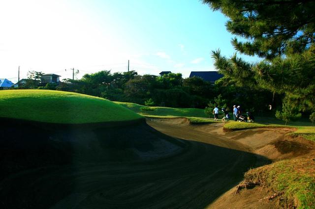 画像: 2番ホール/150ヤード/パー3 大きく丈のあるバンカーが上田治の特徴