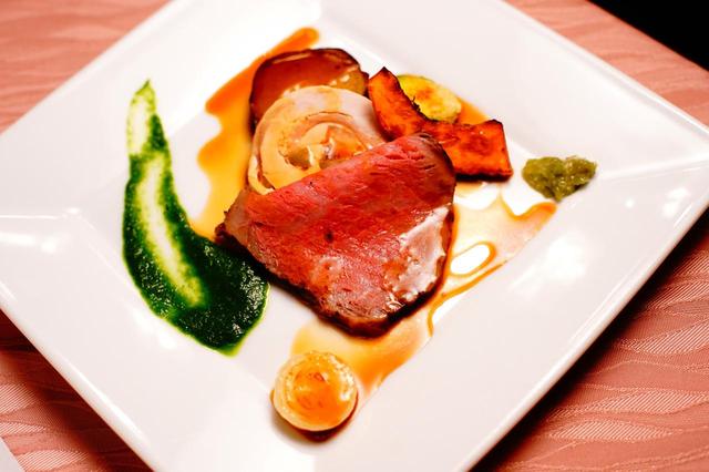画像: 那須和牛のローストビーフはコース料理の絶品名物です