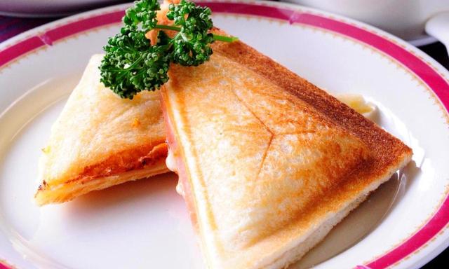 画像: 女性に好評のランチはホットサンド。焼きたてが美味しい