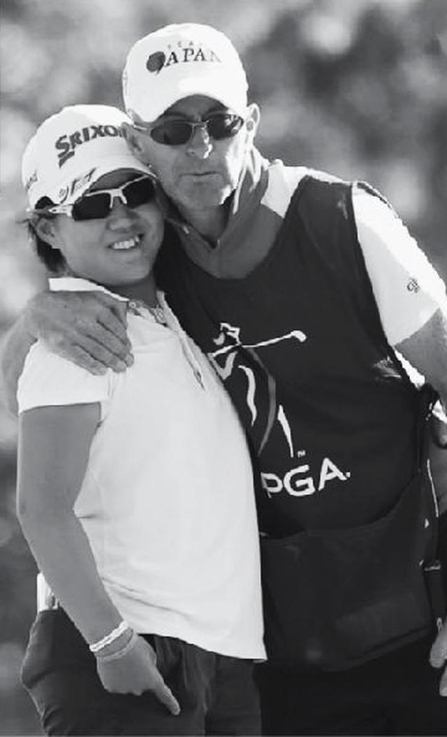 画像: 16年の米LPGAツアーQスクールは、畑岡選手のキャディとして参加したガレス・ジョーンズ氏