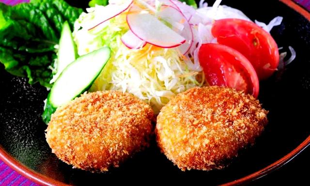 画像: 名物の葉山牛コロッケはぜひ食べてもらいたい逸品。ご飯とも相性抜群(季節によってメニューは替わるとのこと)