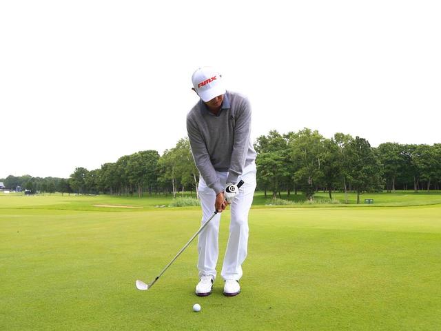 画像: ボールが右足前にあるので自然とダウンブロー