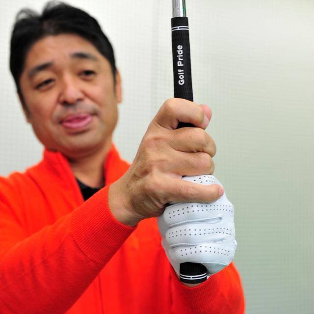 画像: 「アマチュアはとにかくグリップを強く握りすぎ」と伊澤プロ。ヘッドを上にして持って、ずり落ちない最低限の強さで握るのが正解
