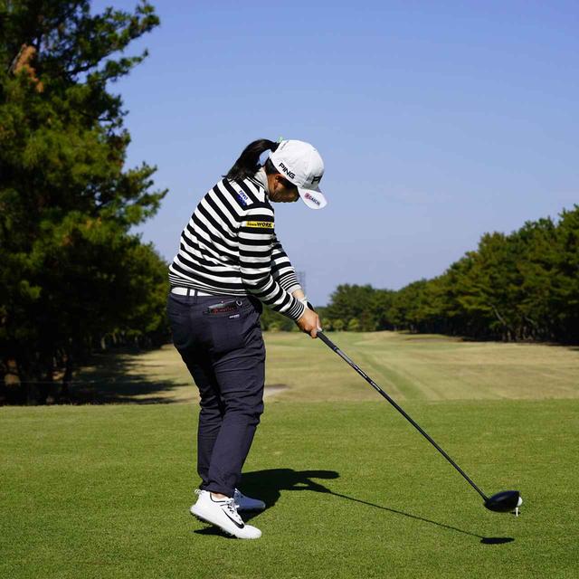 画像2: 【比嘉真美子】女子プロが選んだベストドライバースウィング。右足の踏ん張り、左足の壁、パーフェクトフットワーク!