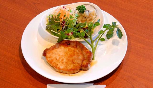 画像: 人気のランチ「照り焼き仕立ての厚切りポークソテー」