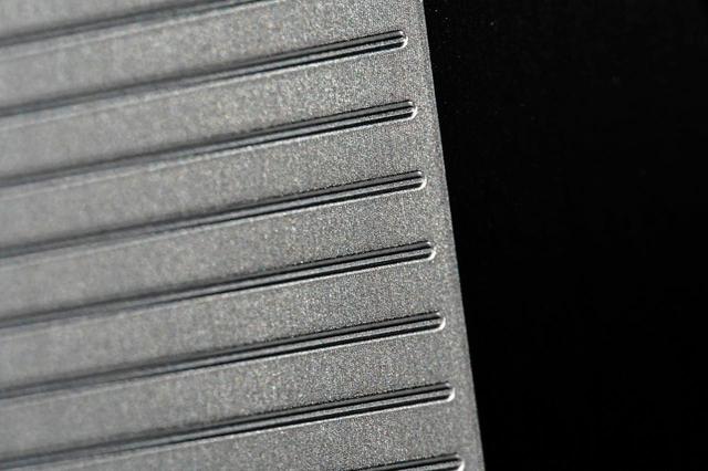 画像: フェース面の平面精度を極限まで高めた「鏡面ミーリングフェース」。スピン性能も高い