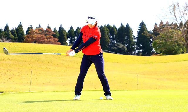 画像: 体の中心を右にズラさずテークバック