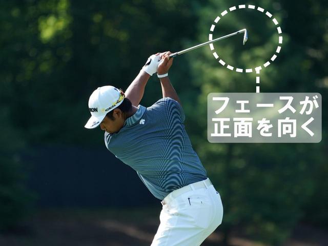 画像: 松山のようにフェースが正面を向いているのはフェースを開いて使っている証拠。ダスティンのようにフェースが真上を向いているのはフェースを閉じて使っている証拠
