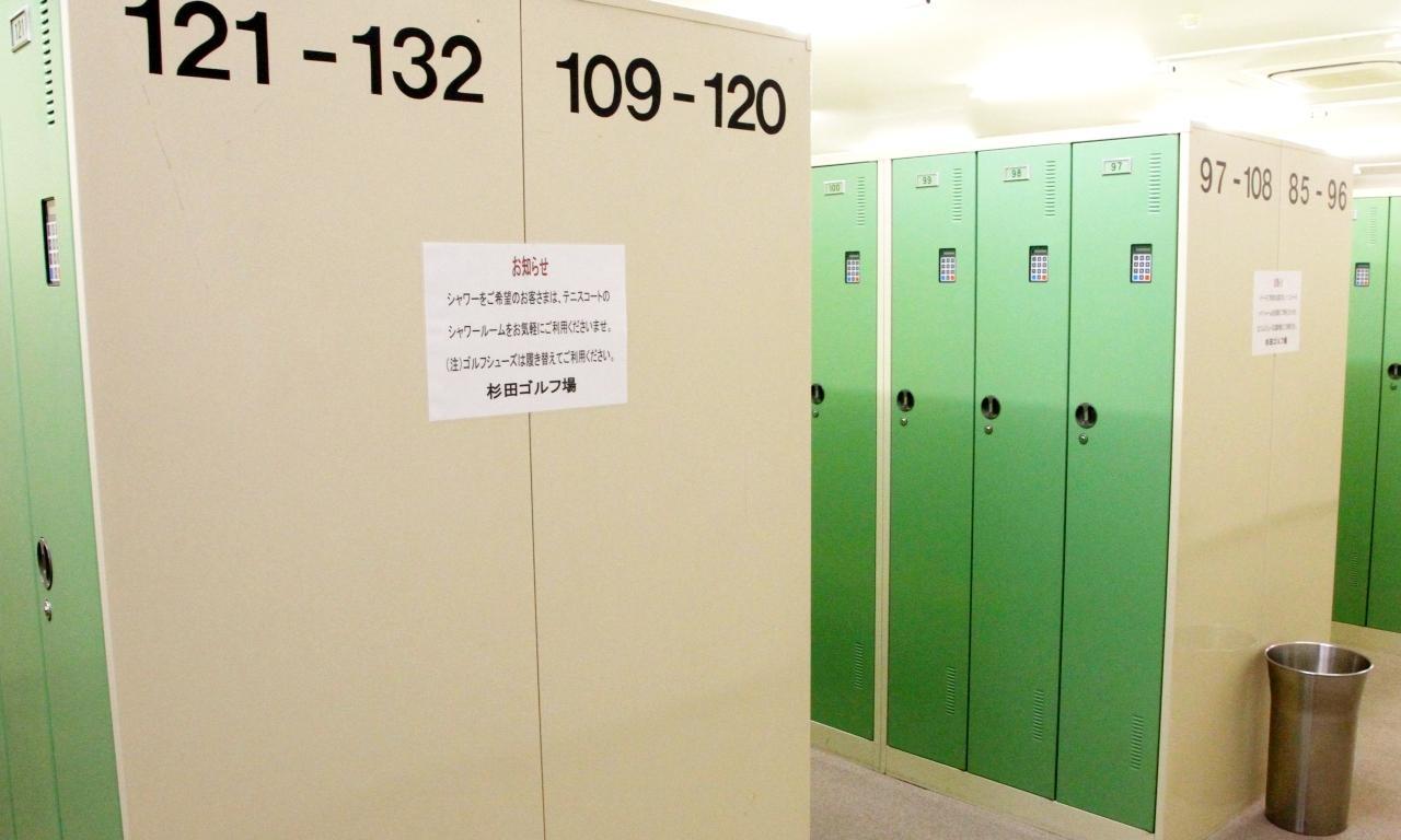 画像: 着替えは清潔なロッカールームで