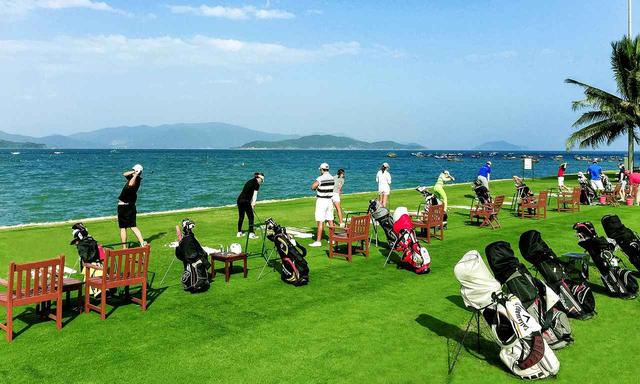 画像: 日本では体験できない海へ打つ練習場「ダイヤモンドベイゴルフコース」