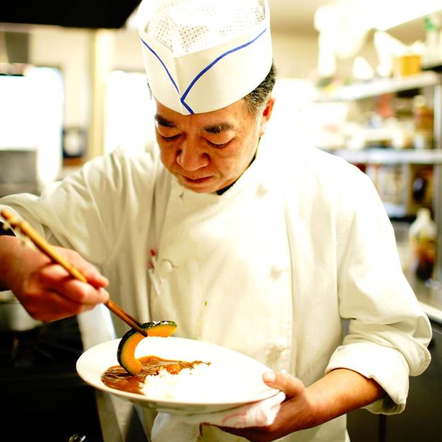 画像: 「いい素材が入らないと作らない」と語る、料理長・細野正さん