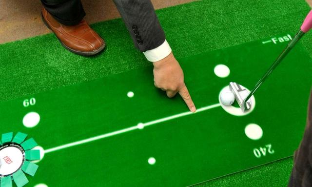 画像: 短い距離ではボールの打ち出し方向の先を見て打つ。目線や頭が動かなくなる