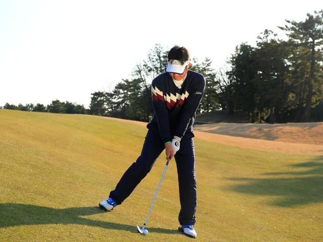 画像: 両肩は水平ぎみ。左足太ももの内側で踏ん張る